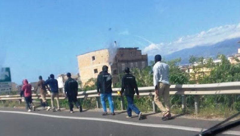 Cresce la paura nel Cas di Fuscaldo, migranti bloccano la statale