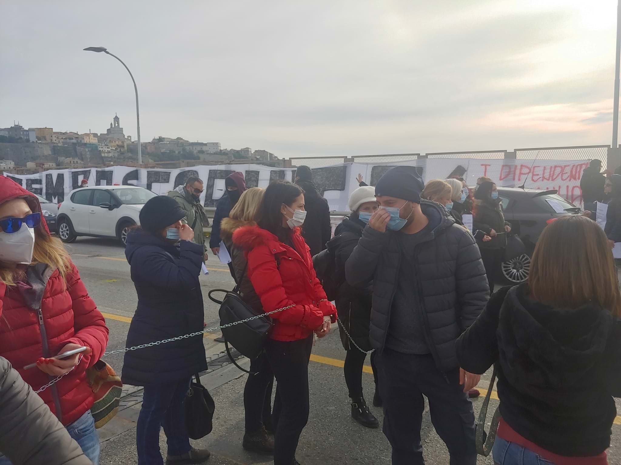 Protesta dei lavoratori del Sant'Anna: salgono sul tetto e occupano il ponte Morandi