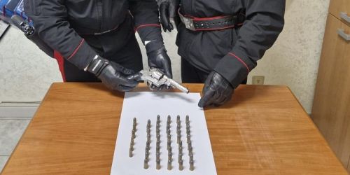 Revolver sottovuoto e 50 cartucce nel casolare: arrestato un pensionato di 84 anni in Sila