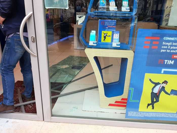 Furto con scasso in centro a Catanzaro, saccheggiato negozio di telefonini