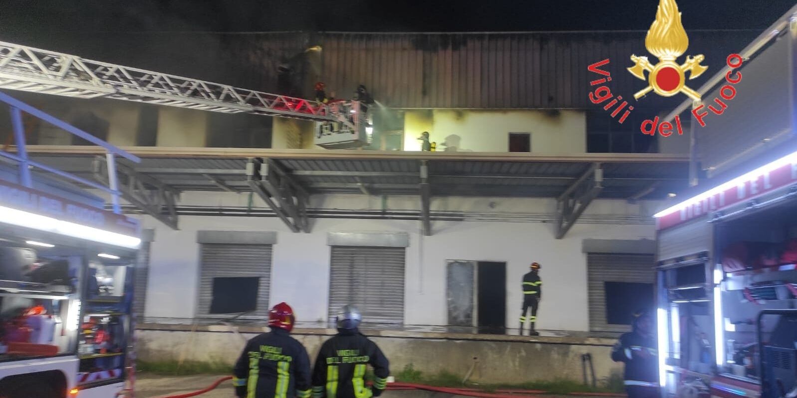 In fiamme un capannone nel Catanzarese. Non si esclude l’origine dolosa – VIDEO