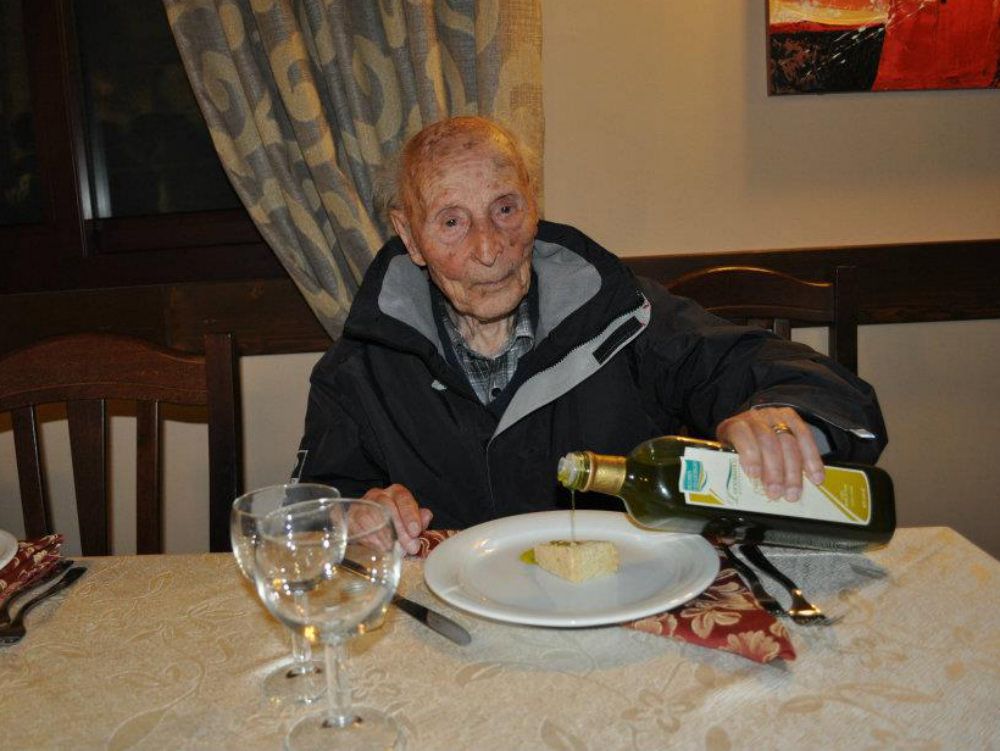 A 108 anni nonno Salvatore testimonial dell`olio d`oliva calabrese