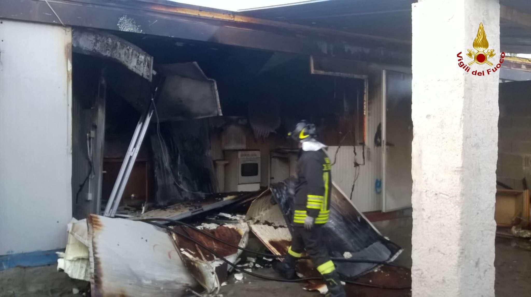 Container in fiamme nel campo nomadi di Lamezia