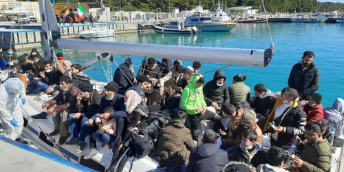 In barca a vela i balia del mare, soccorsi 104 migranti nella Locride