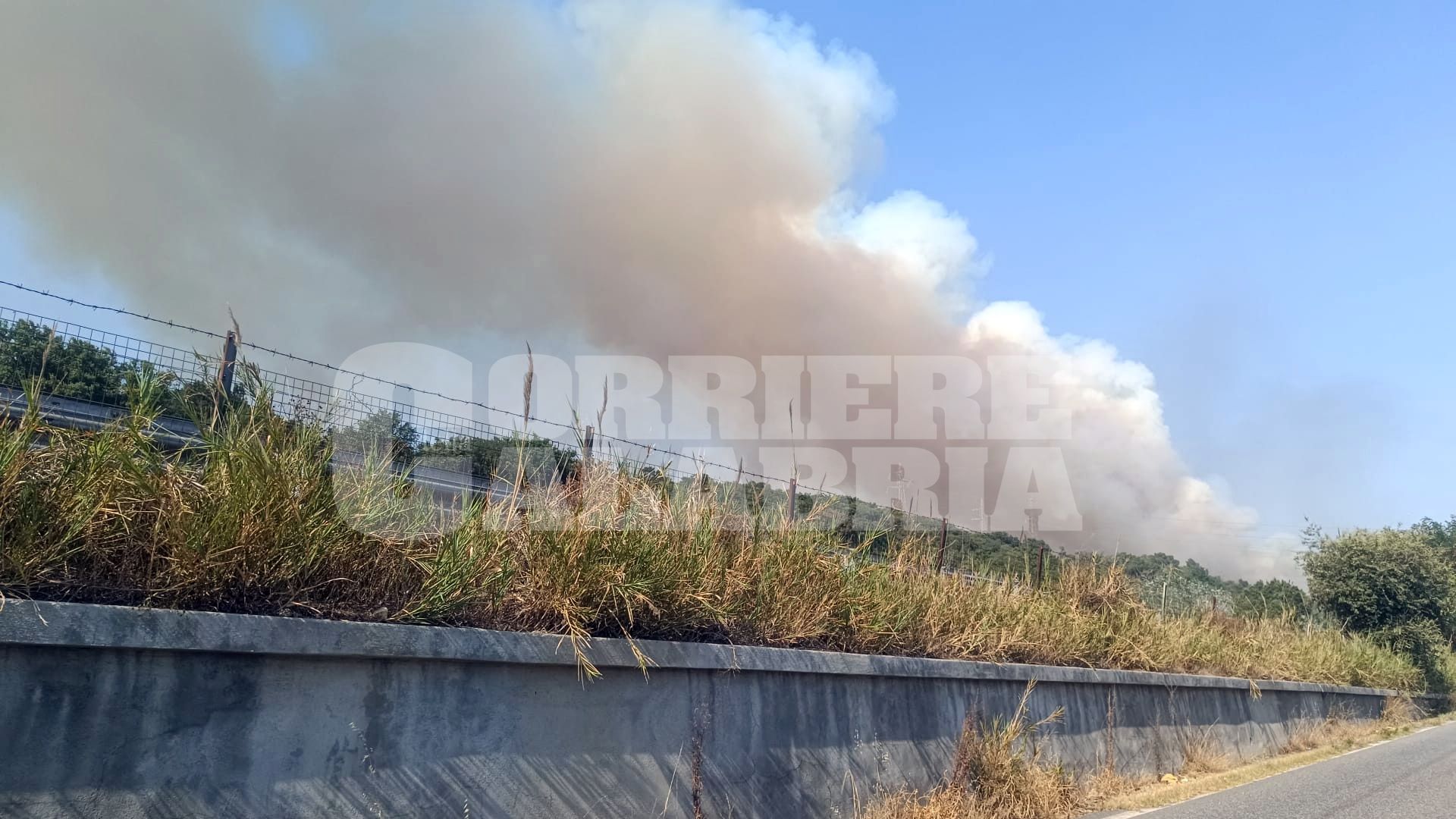 Vasto incendio a Lamezia, chiusa la SS280 – FOTO