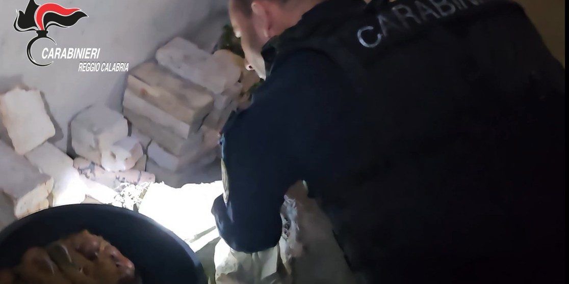 Pericoloso latitante della Locride arrestato a Crotone, con una finta consegna postale – VIDEO