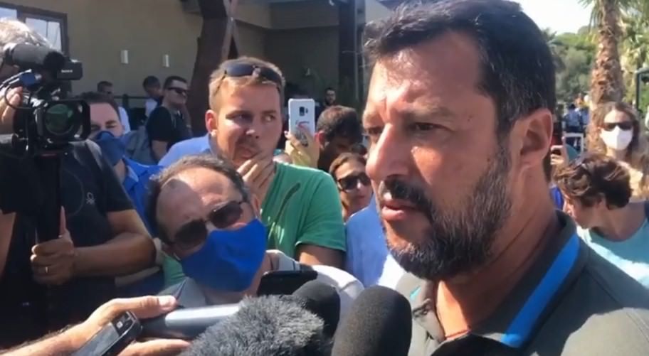 Salvini bacchetta la Santelli: «Avrei chiuso i porti non le discoteche»