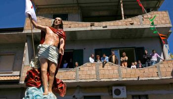 Angelo Maggio e la Calabria sospesa: le fotografie del “non finito” tra memoria e paesaggio