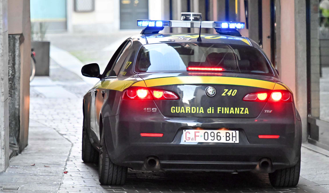 «Passa che ti do 500 euro». Il finanziere nel “libro paga” della locale di ‘ndrangheta in Lombardia