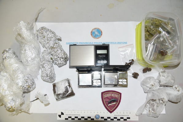 Crotone, la Polizia trova un deposito di droga nel quartiere Tufolo