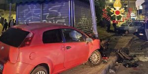 Catanzaro, auto perde il controllo e investe una donna: due feriti