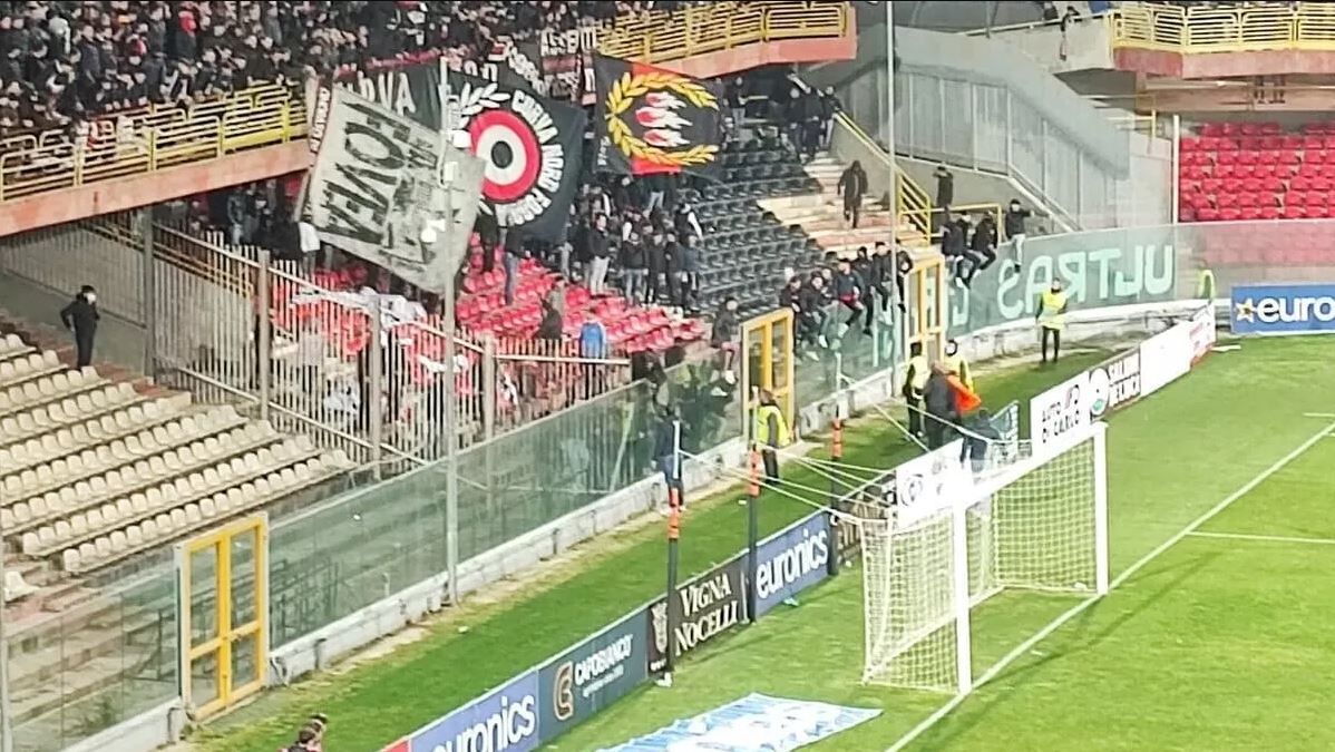 Aggressione a Iemmello, multa e curve chiuse per il Foggia