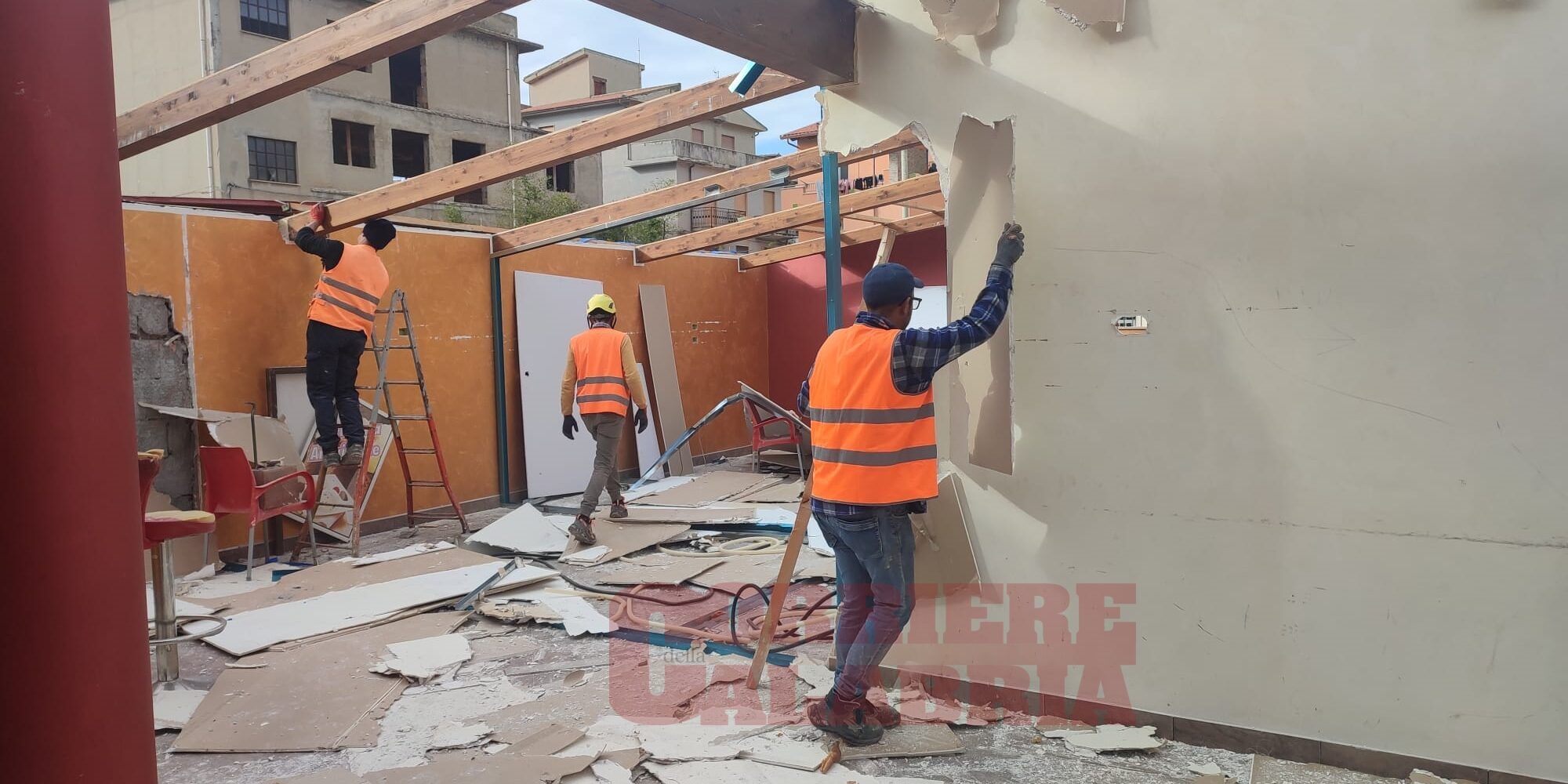 Vibo, demolita struttura abusiva appartenente a un pregiudicato – VIDEO E FOTO