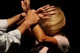 Calci e pugni contro la ex moglie nel giorno di Natale, arrestato