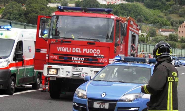 Scontro tra camion e auto, ferite 7 persone