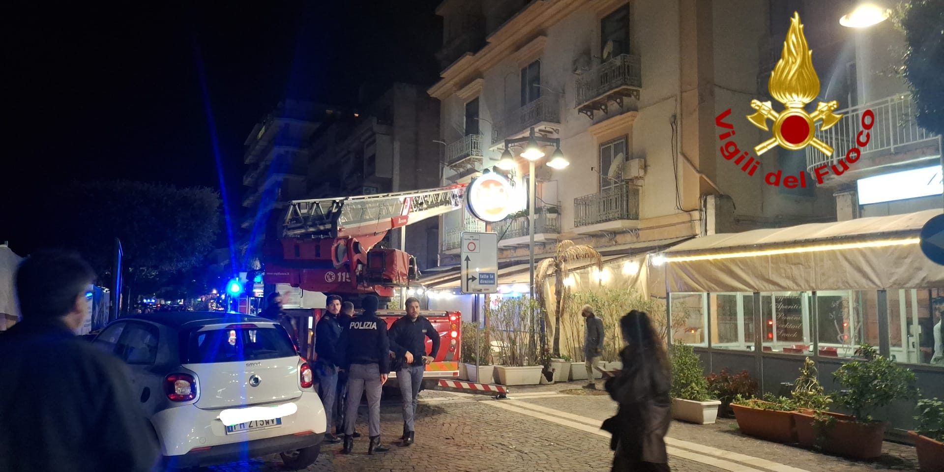 Incendio a Crotone, due persone tratte in salvo con l’autoscala