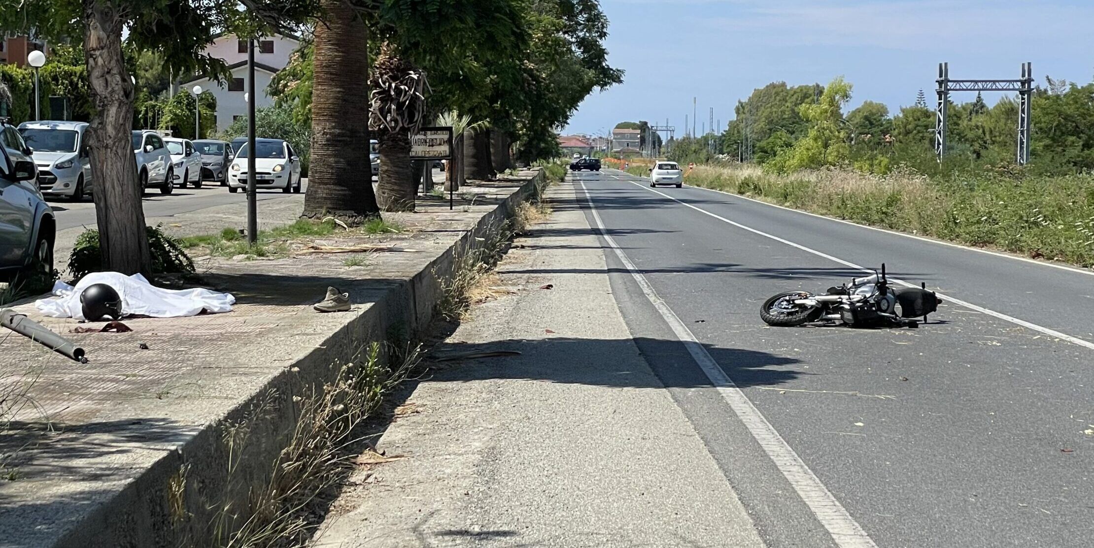 Un’altra domenica di sangue sulla Strada statale 106, motociclista muore a Calopezzati – VIDEO