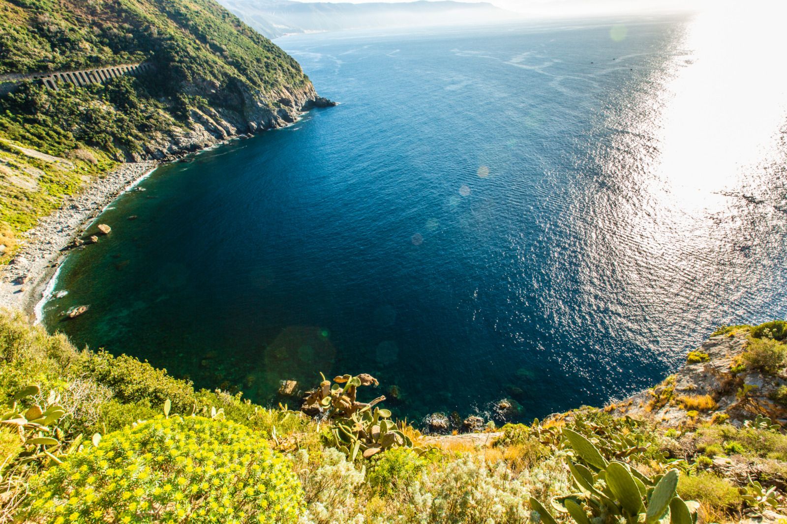 Il mare che resiste oltre la tregua delle estati (lo ha fatto Castelvolturno, ma è possibile anche in Calabria)