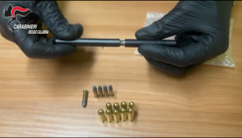 Sembrava una penna, ma era una pistola: un uomo arrestato a Riace – VIDEO