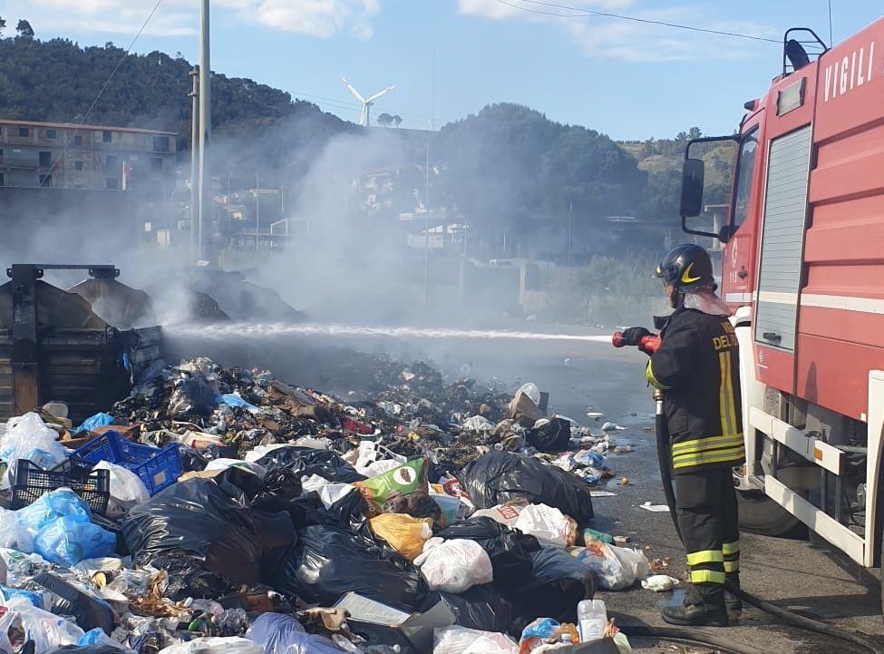 Emergenza rifiuti, roghi di spazzatura a Crotone