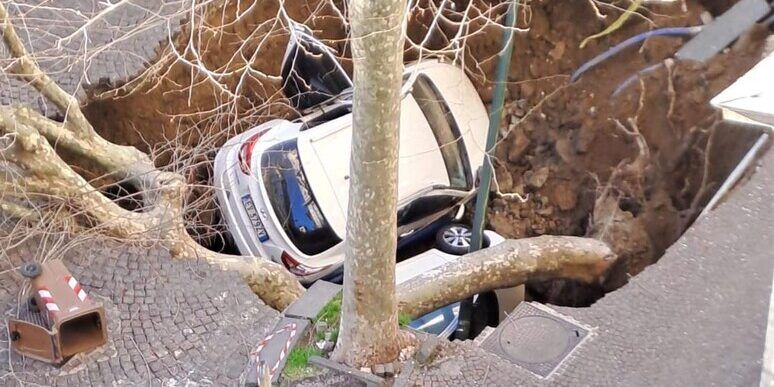 Paura a Napoli, voragine inghiotte due auto