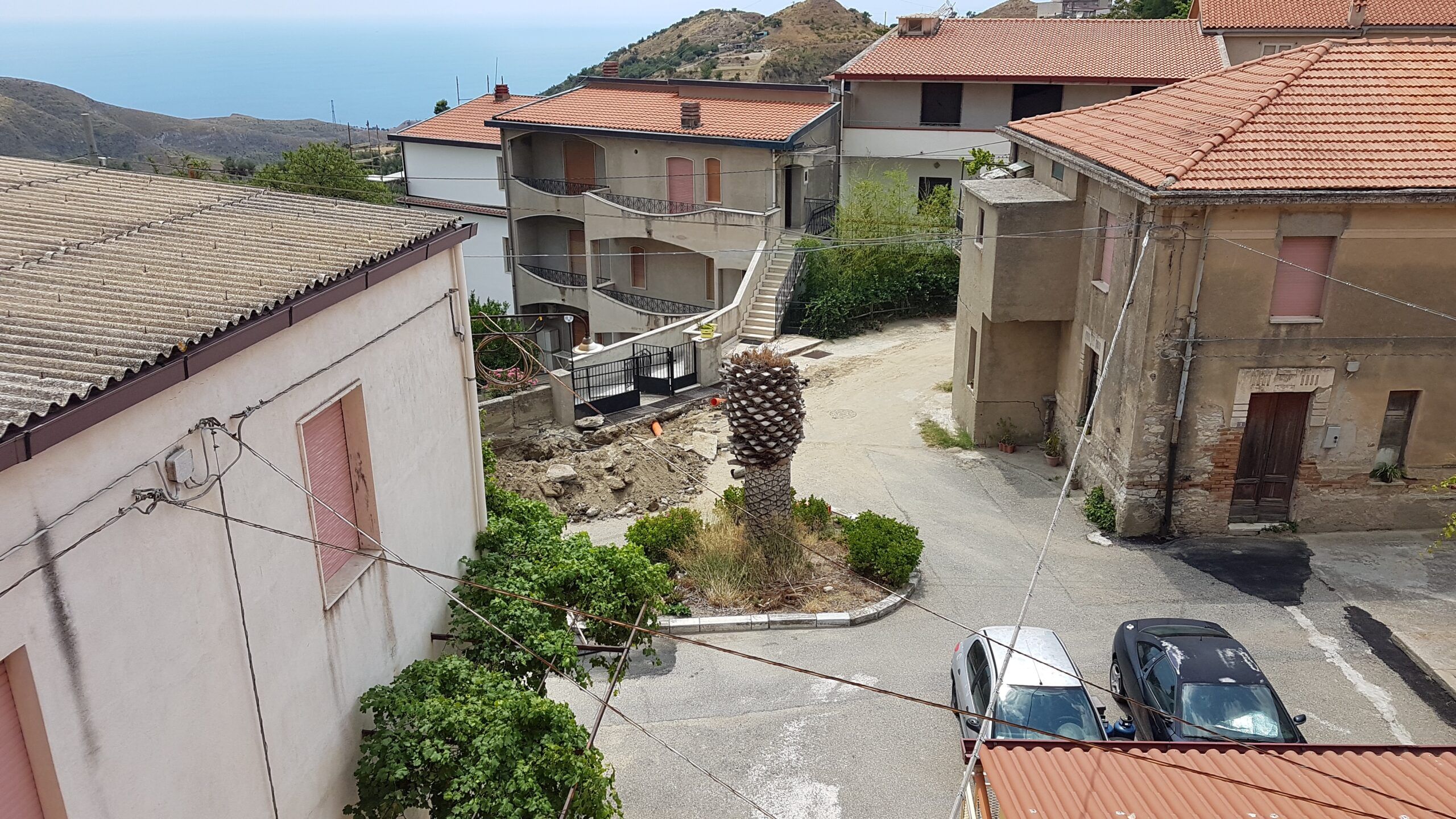 Liquidi fognari in casa dopo un guasto, il Comune di Motta San Giovanni: «Immobile abusivo»