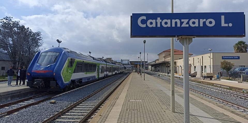 Il primo treno ibrido Blues ha raggiunto Catanzaro in corsa prova