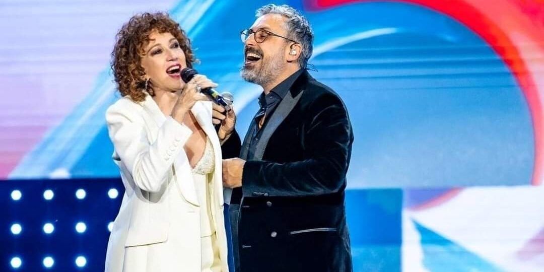 “Una nessuna centomila”, Brunori Sas canta (con Fiorella Mannoia) e incanta il pubblico di Rai1 – VIDEO