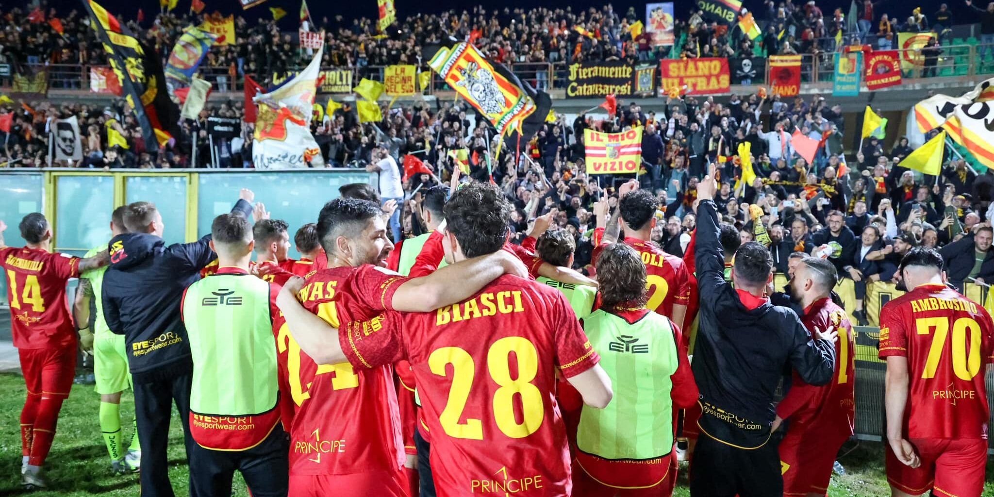 Dirigenti del Catanzaro fatti spostare per precauzione durante il derby, la segnalazione alla procura