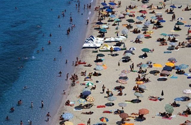 Caldo record in Calabria, tra spiagge sotto assedio e allarme incendi