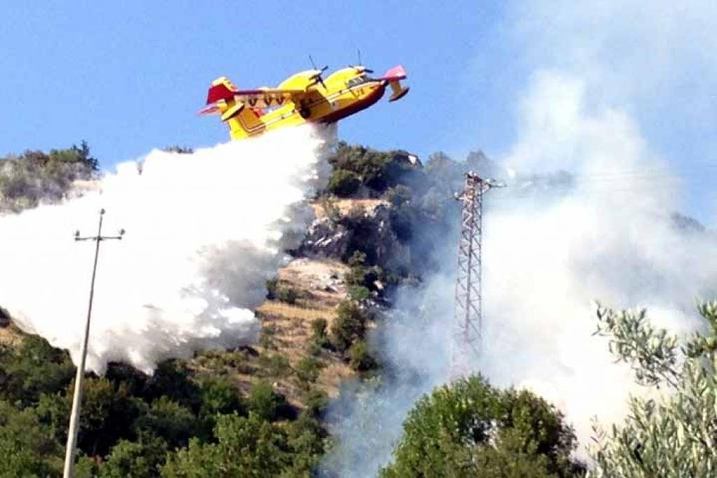 Calabria in fiamme, 128 roghi in tutta la regione