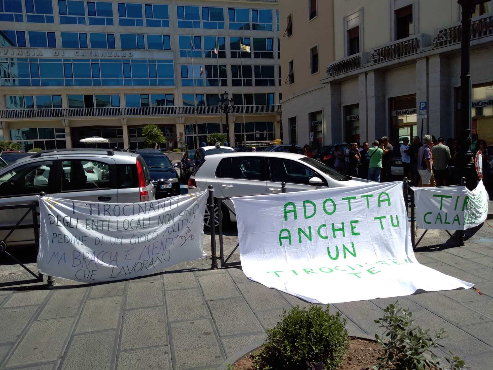 Catanzaro, sit-in dei tirocinanti in piazza Prefettura – VIDEO