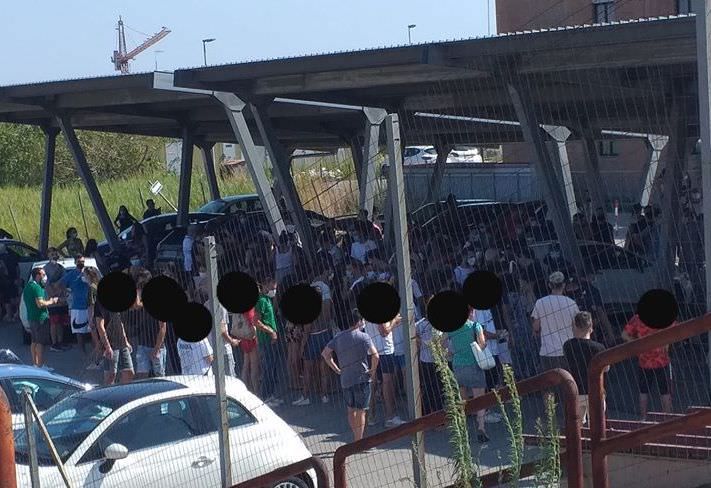 Positivo in discoteca, giovani in coda (e "assembrati") per il tampone