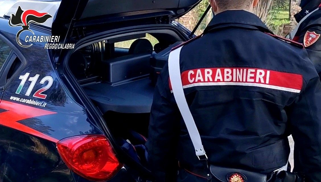Viola la sorveglianza speciale per derubare due anziani: arrestata una donna nel Reggino