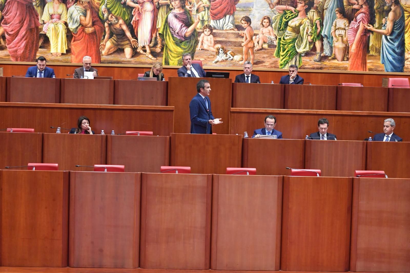 Consiglio, ritirata la “Omnibus”. Occhiuto: «Rispetto per le prerogative dell’aula»