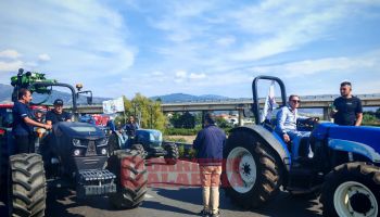 Protesta degli agricoltori, trattori allo svincolo di Lamezia: disagi alla circolazione – FOTO