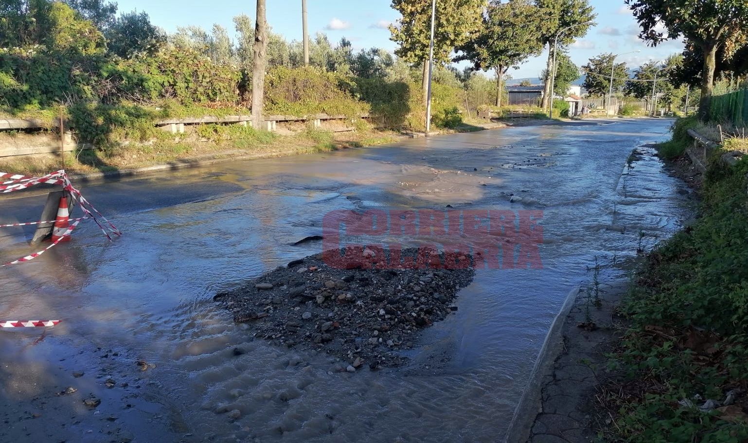 Lamezia, emergenza idrica: nuova perdita ed ennesima voragine – VIDEO