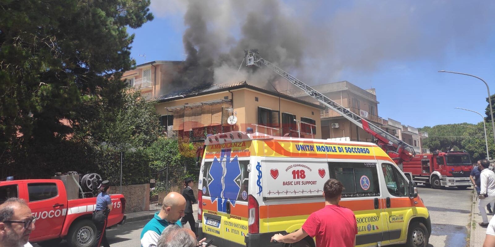 Vibo Valentia, grave incendio in pieno centro accanto alla scuola elementare “Don Bosco” – VIDEO