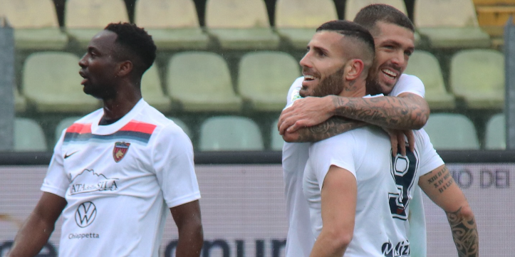 Buon punto del Cosenza a Modena, Tutino risponde all’ex Gliozzi