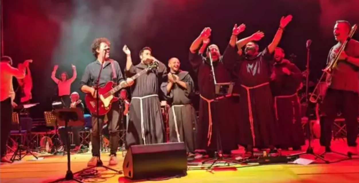 Anche i frati a ballare sul palco al concerto di Max Gazzè a Mesoraca – VIDEO