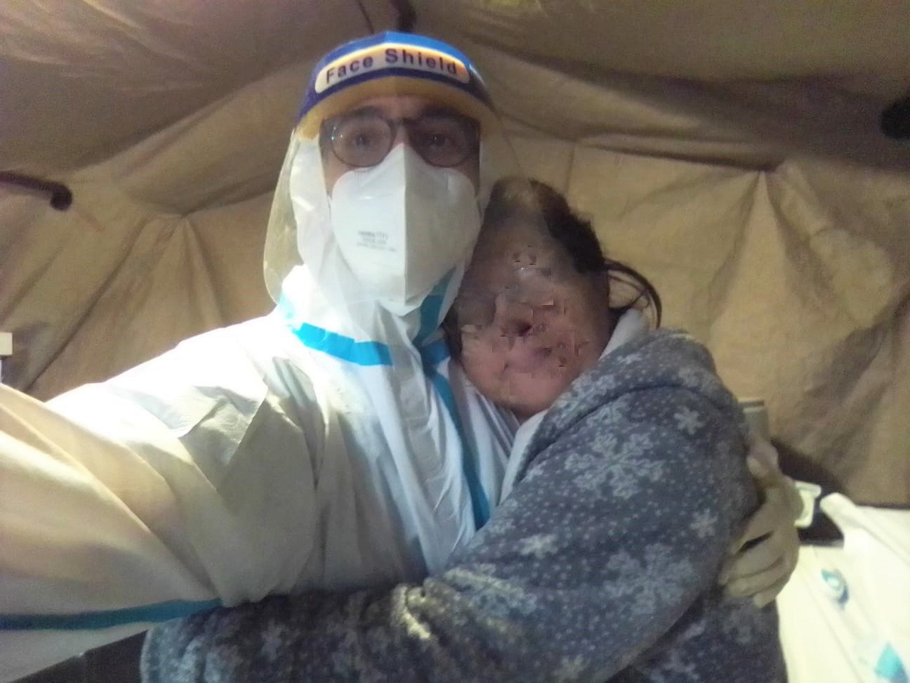 «Il Covid ha ucciso mio padre. Mamma salvata dagli angeli dell’ospedale da campo»