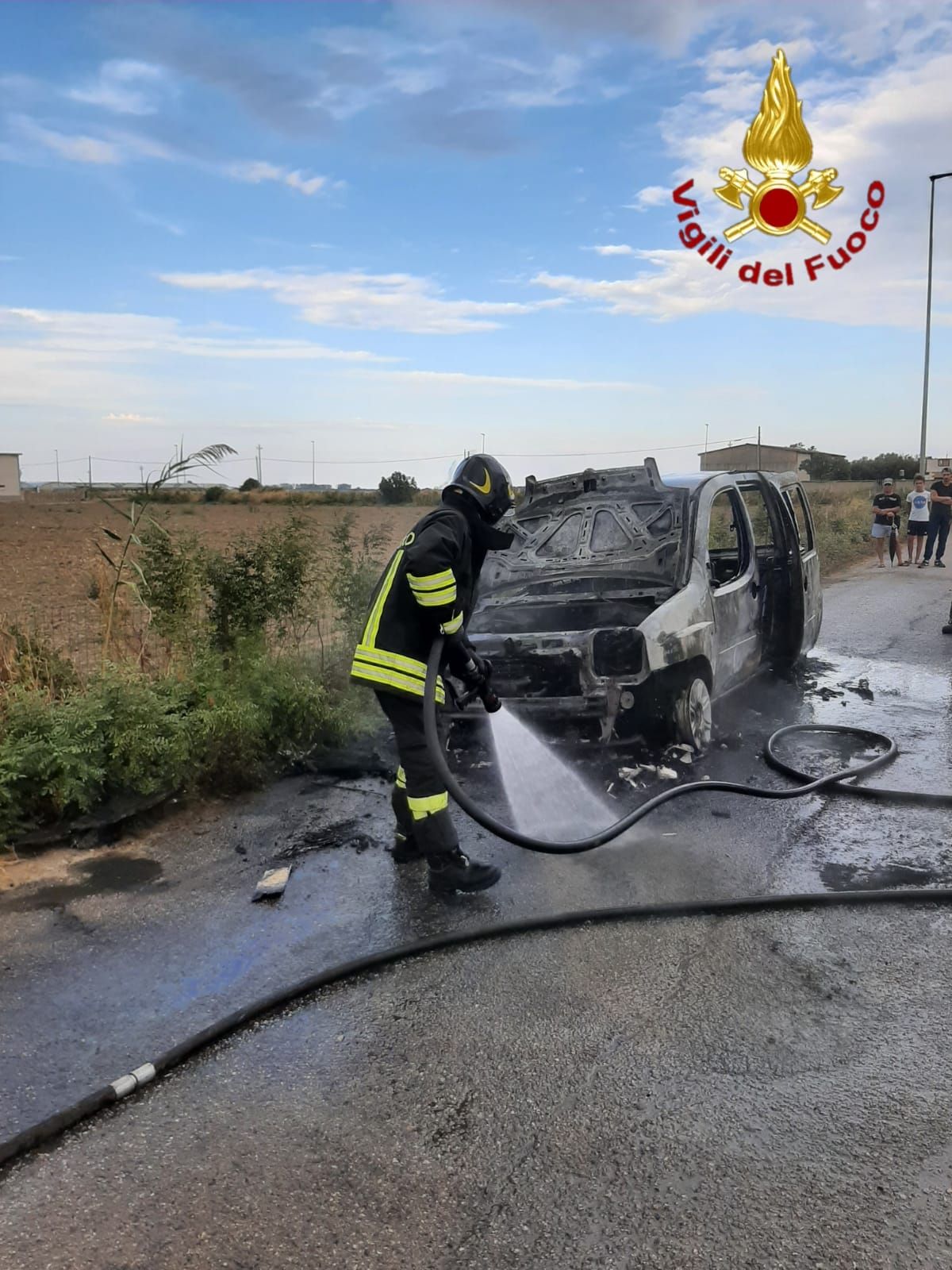 Auto in fiamme a Crotone, nessun ferito