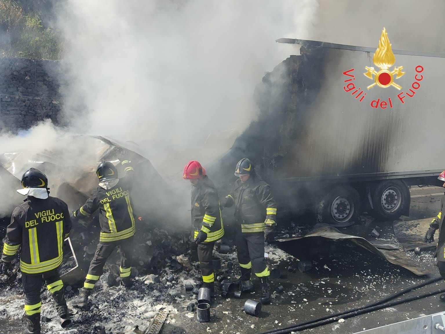 Mezzo pesante in fiamme sulla A2, traffico bloccato in entrambe le direzioni tra Rogliano e Altilia – FOTO