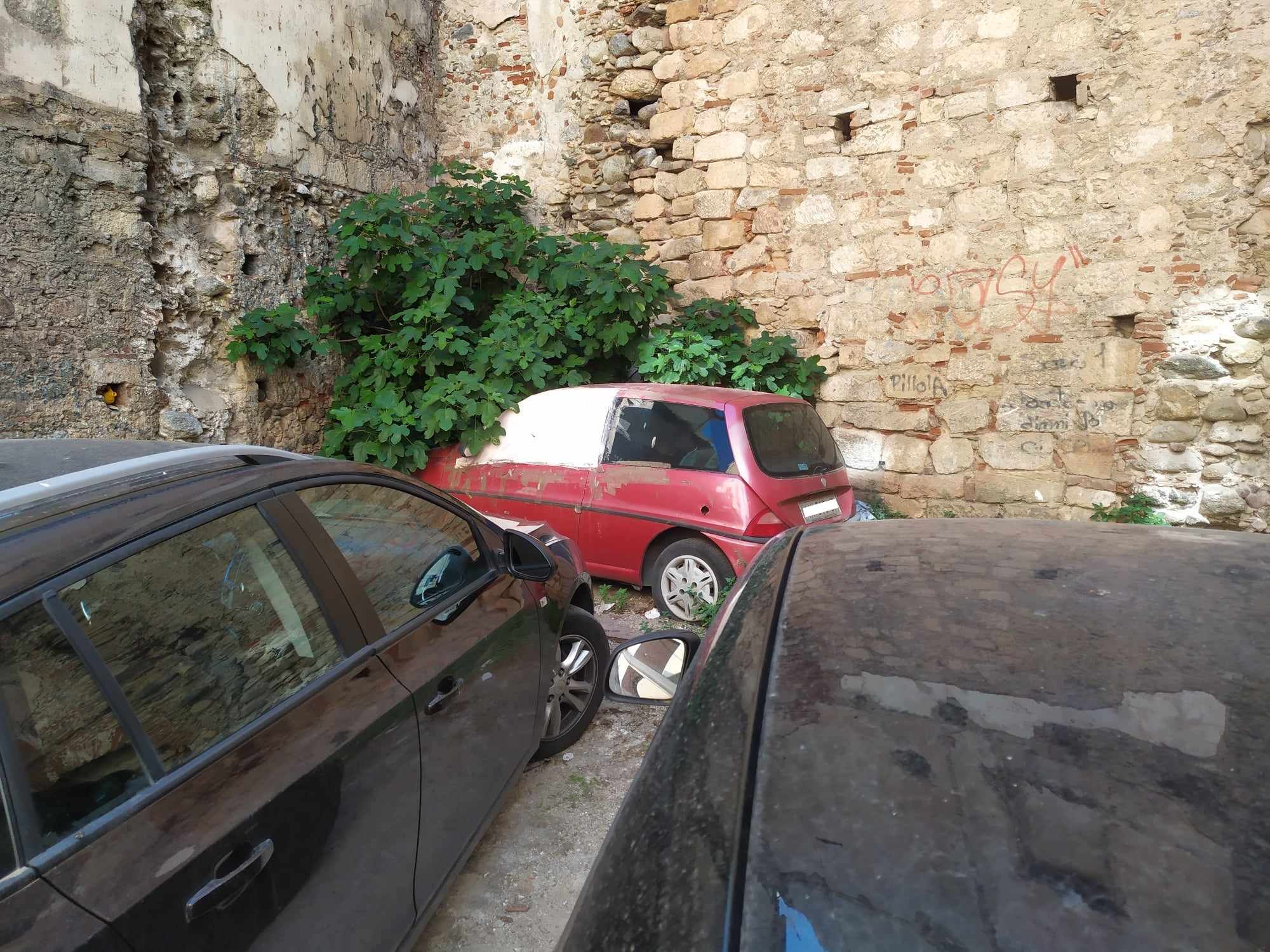 Cosenza, il Palazzo assediato dai rifiuti: quante mini-discariche attorno al Comune – FOTO