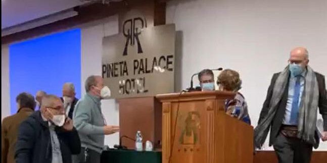 Bagarre dei medici no-vax all’assemblea dell’Ordine a Roma