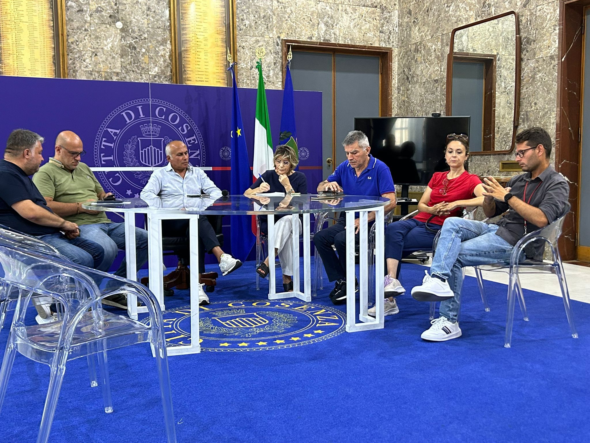 Spazzatura a Cosenza, la tirata d’orecchie del sindaco Caruso a operatori ed Ecologia Oggi