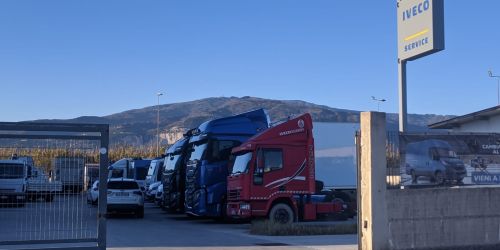 Muore schiacciato da un camion in officina a Lamezia Terme