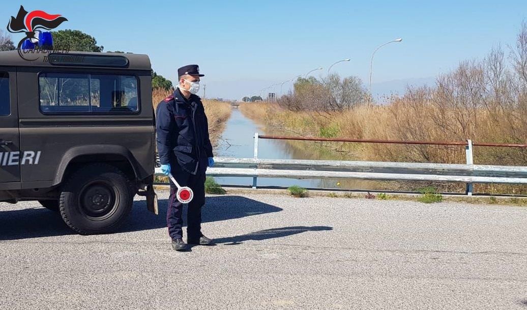 Coronavirus, due lavano l'auto e tre pescano nello "Stombi": tutti denunciati