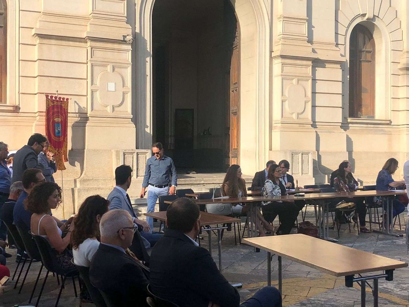 Asp di Reggio in default, consiglio in piazza (ma i cittadini latitano)