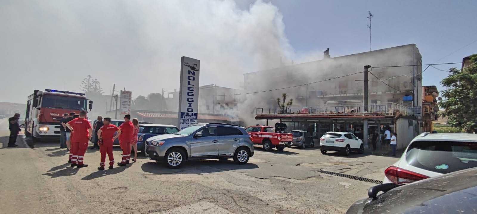 Magazzini in fiamme sulla Statale 106 a Crotone: da stabilire le cause del rogo – VIDEO